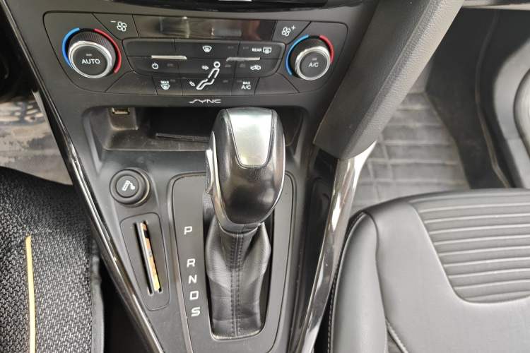Used Ford Focus 2015 Hatchback 1.6L Automatic Fashion Edition Gear Lever