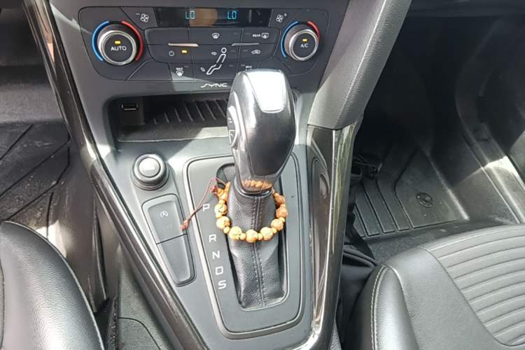 Used Ford Focus 2015 Sedan EcoBoost 125 Automatic Supreme Style Edition Gear Lever