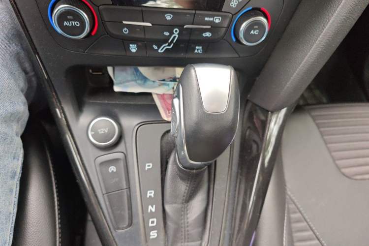 Used Ford Focus 2015 Sedan EcoBoost 125 Automatic Supreme Style Edition Gear Lever
