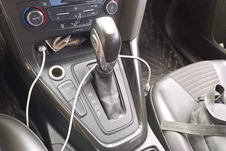 Used Ford Focus 2015 Sedan EcoBoost 125 Automatic Supreme Style Edition Gear Lever