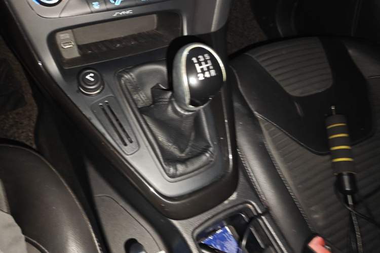 Used Ford Focus 2015 Hatchback EcoBoost 125 Manual – Ultra-Style Edition Gear Lever
