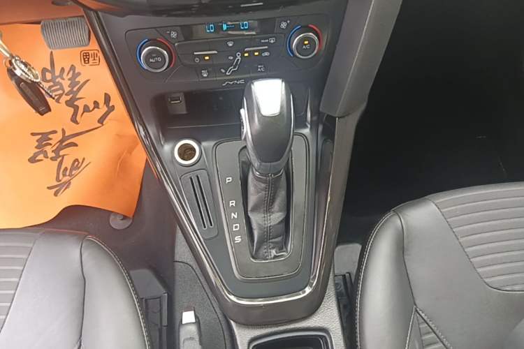 Used Ford Focus 2015 Hatchback 1.6L Automatic Fashion Edition Gear Lever