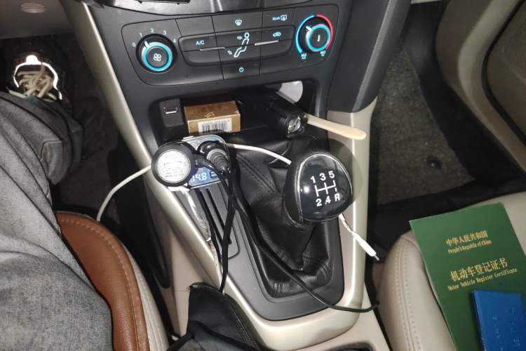 Used Ford Focus 2015 Sedan 1.6L Manual Comfort Model Gear Lever