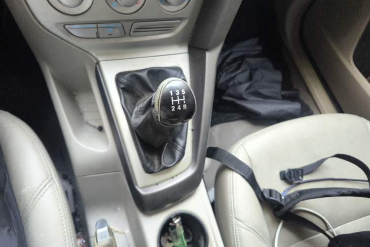 Used Ford Focus 2015 Sedan 1.6L Manual Comfort Model Gear Lever
