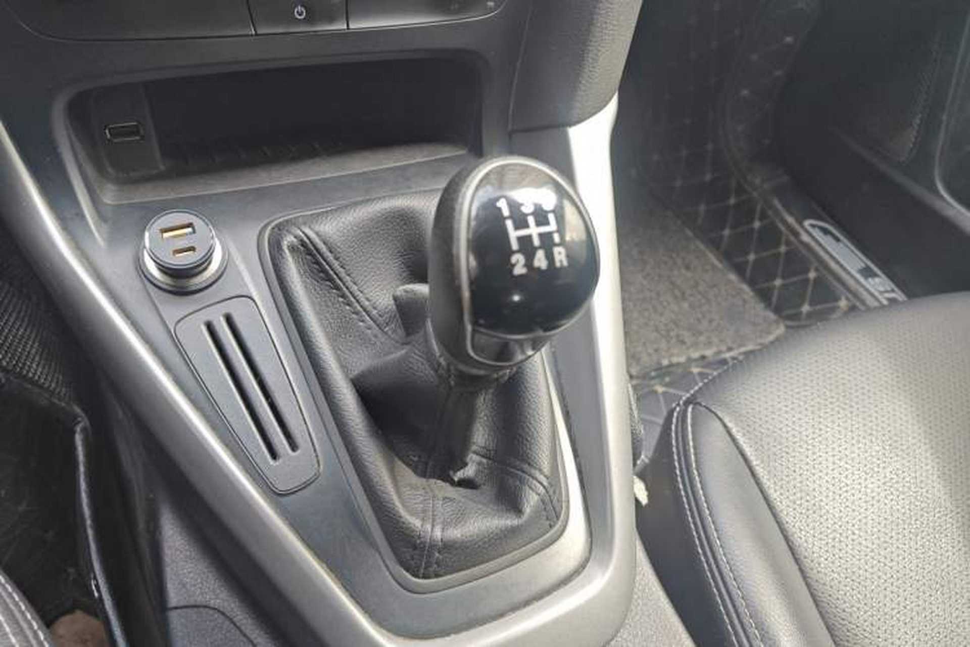 Used Ford Focus 2015 Hatchback 1.6L Manual Comfort Edition Gear Lever