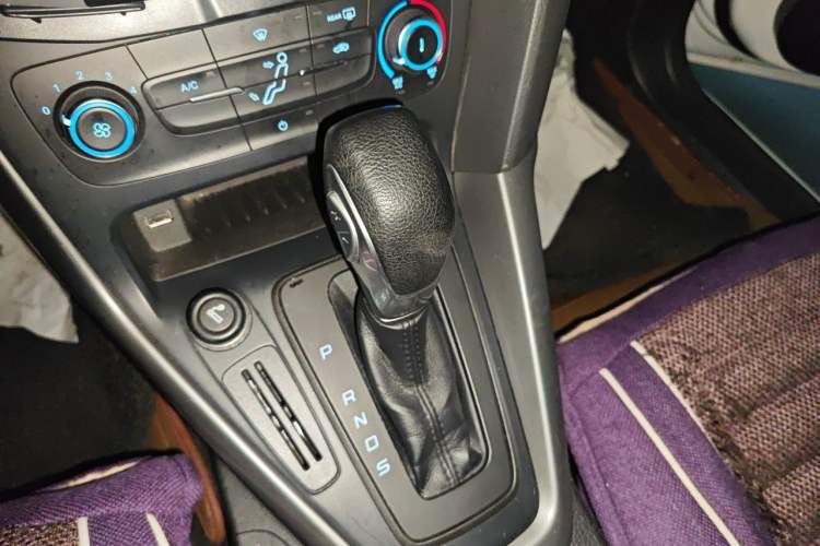 Used Ford Focus 2015 Hatchback 1.6L Automatic Comfort Model Gear Lever