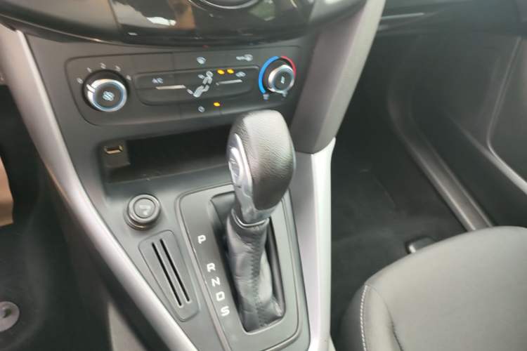 Used Ford Focus 2015 Hatchback 1.6L Automatic Comfort Model Gear Lever