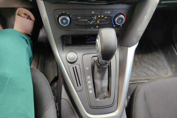 Used Ford Focus 2015 Hatchback 1.6L Automatic Comfort Model Gear Lever
