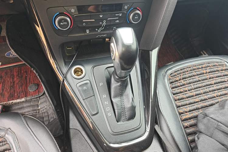 Used Ford Focus 2015 Hatchback EcoBoost 125 Automatic Supreme Style Edition Gear Lever