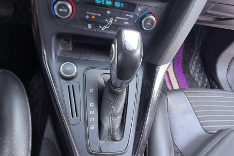 Used Ford Focus 2015 Hatchback 1.6L Automatic Fashion Edition Gear Lever