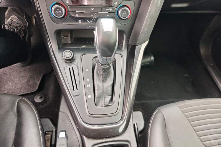 Used Ford Focus 2015 Hatchback 1.6L Automatic Fashion Edition Gear Lever