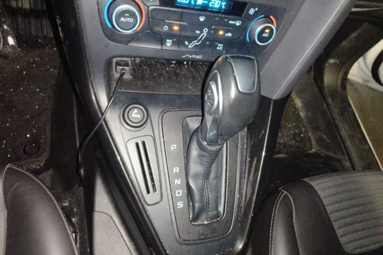 Used Ford Focus 2015 Hatchback 1.6L Automatic Fashion Edition Gear Lever