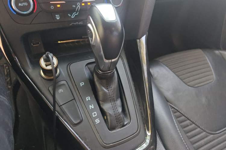 Used Ford Focus 2015 Hatchback EcoBoost 125 Automatic Supreme Style Edition Gear Lever