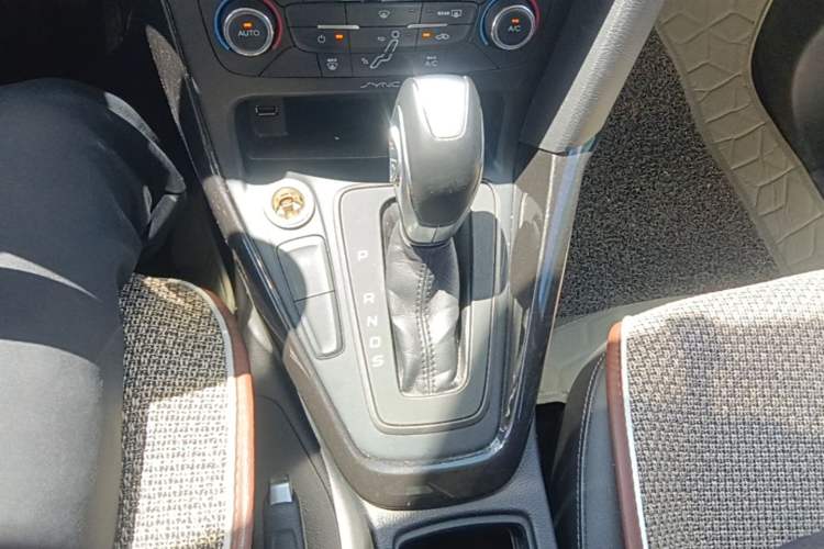 Used Ford Focus 2015 Sedan EcoBoost 125 Automatic Supreme Style Edition Gear Lever