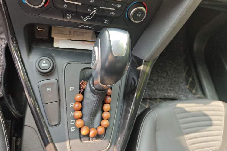 Used Ford Focus 2015 Hatchback EcoBoost 125 Automatic Supreme Style Edition Gear Lever