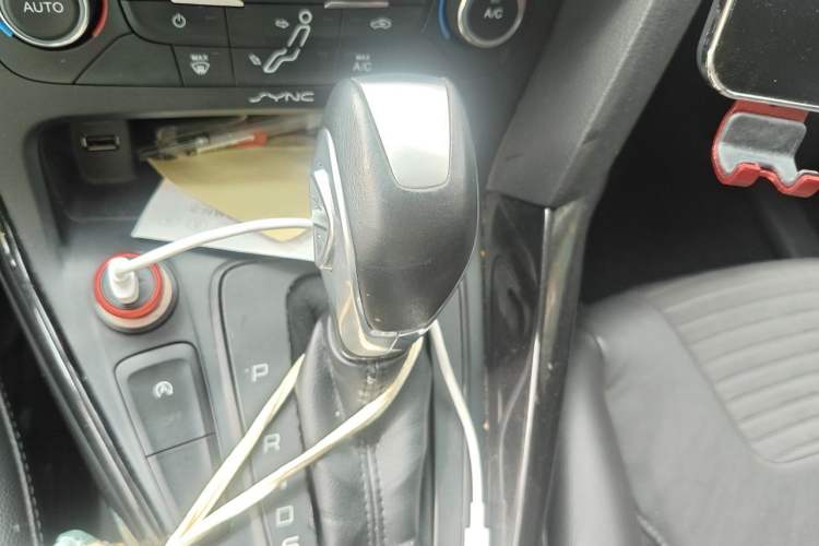 Used Ford Focus 2015 Hatchback EcoBoost 125 Automatic Supreme Style Edition Gear Lever