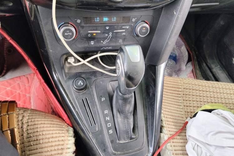 Used Ford Focus 2015 Hatchback 1.6L Automatic Fashion Edition Gear Lever