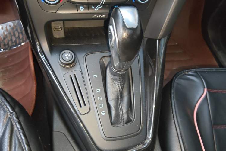 Used Ford Focus 2015 Hatchback 1.6L Automatic Fashion Edition Gear Lever