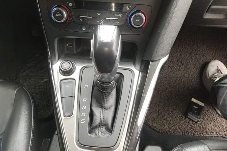 Used Ford Focus 2015 Hatchback EcoBoost 125 Automatic Supreme Style Edition Gear Lever