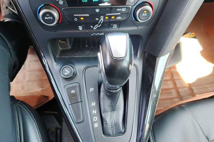 Used Ford Focus 2015 Hatchback EcoBoost 125 Automatic Supreme Style Edition Gear Lever