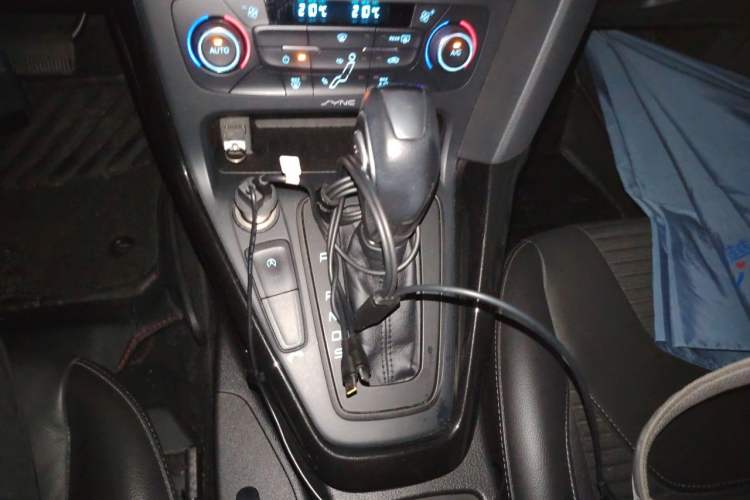 Used Ford Focus 2015 Hatchback EcoBoost 125 Automatic Supreme Style Edition Gear Lever