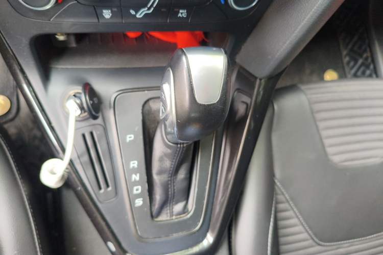 Used Ford Focus 2015 Hatchback 1.6L Automatic Fashion Edition Gear Lever