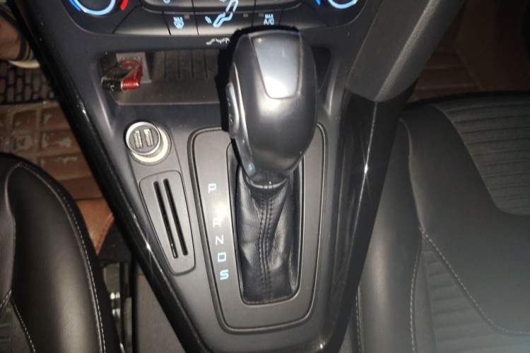 Used Ford Focus 2015 Hatchback 1.6L Automatic Fashion Edition Gear Lever
