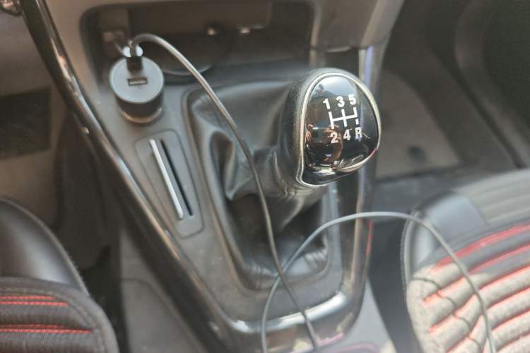 Used Ford Focus 2015 Hatchback 1.6L Manual Fashion Edition Gear Lever