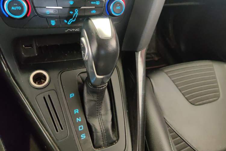 Used Ford Focus 2015 Hatchback 1.6L Automatic Fashion Edition Gear Lever