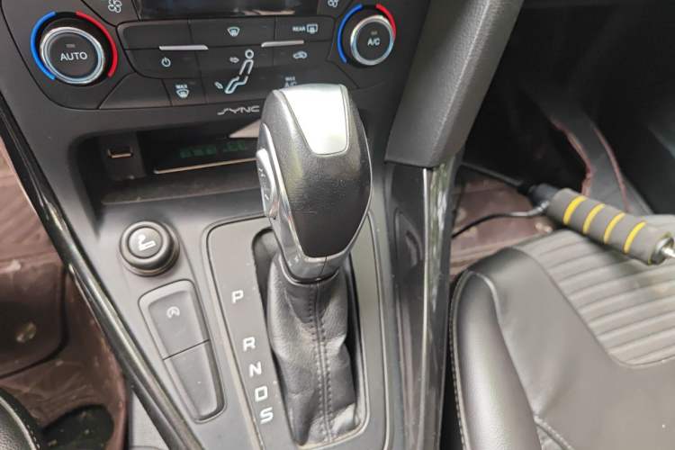 Used Ford Focus 2015 Hatchback EcoBoost 125 Automatic Supreme Style Edition Gear Lever