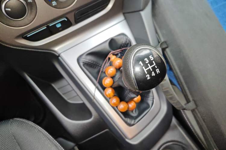 Used Ford Focus 2015 Hatchback 1.6L Manual Comfort Edition Gear Lever