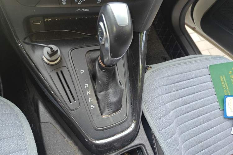 Used Ford Focus 2015 Hatchback 1.6L Automatic Fashion Edition Gear Lever