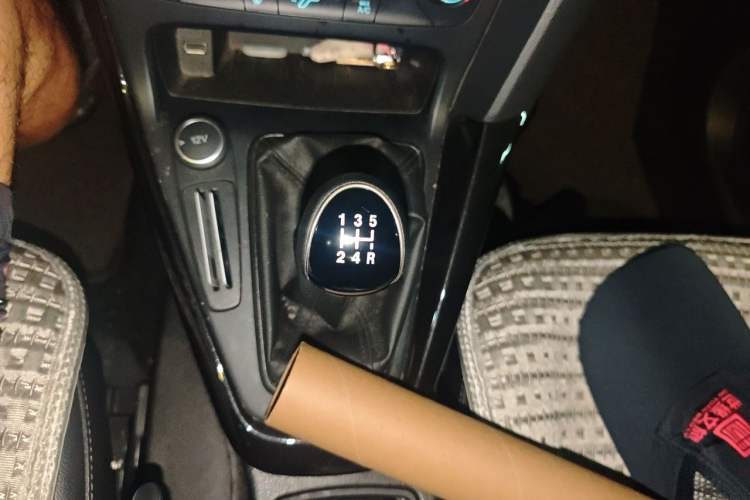 Used Ford Focus 2015 Hatchback EcoBoost 125 Manual – Ultra-Style Edition Gear Lever
