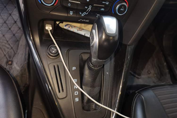 Used Ford Focus 2015 Hatchback 1.6L Automatic Fashion Edition Gear Lever