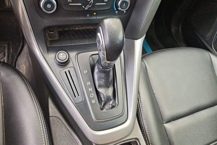 Used Ford Focus 2015 Hatchback 1.6L Automatic Comfort Model Gear Lever
