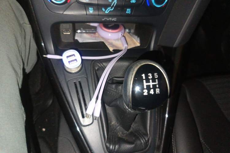 Used Ford Focus 2015 Sedan 1.6L Manual Fashion Edition Gear Lever