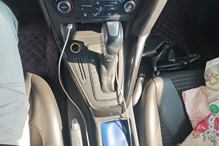 Used Ford Focus 2015 Hatchback 1.6L Automatic Fashion Edition Gear Lever