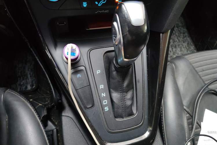 Used Ford Focus 2015 Sedan EcoBoost 125 Automatic Supreme Style Edition Gear Lever