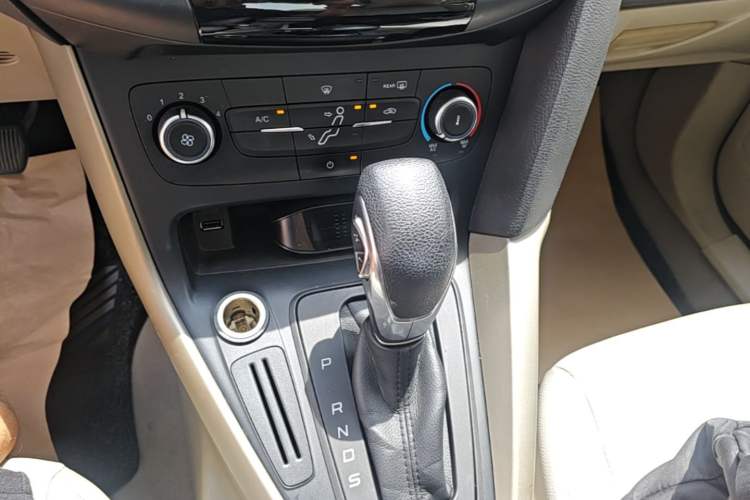 Used Ford Focus 2015 Sedan 1.6L Automatic Comfort Model Gear Lever