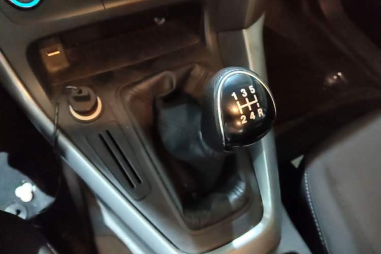 Used Ford Focus 2015 Hatchback 1.6L Manual Comfort Edition Gear Lever