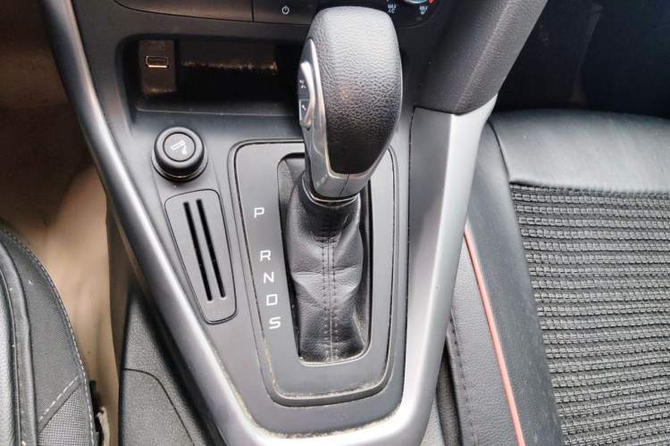 Used Ford Focus 2015 Hatchback 1.6L Automatic Comfort Model Gear Lever