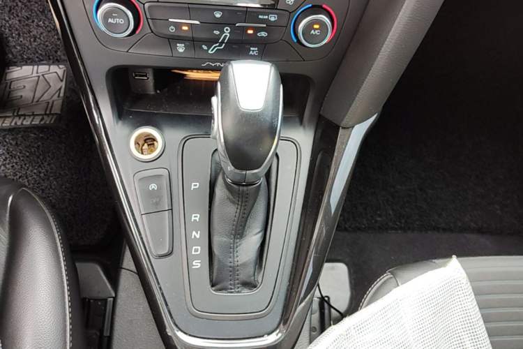 Used Ford Focus 2015 Hatchback EcoBoost 125 Automatic Supreme Style Edition Gear Lever