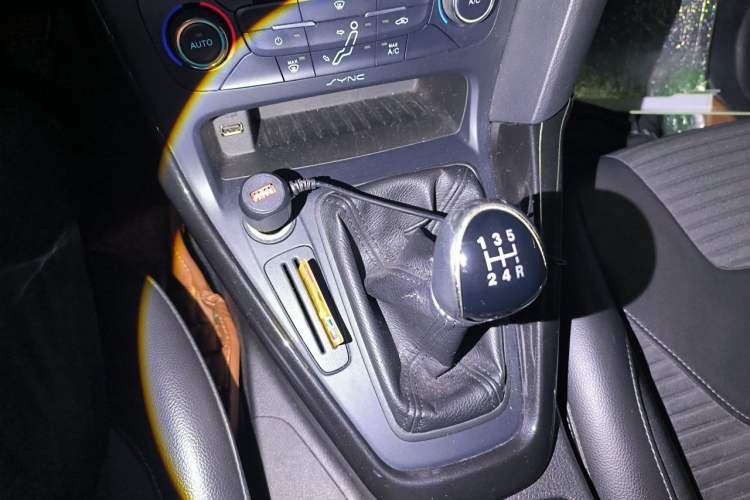 Used Ford Focus 2015 Sedan 1.6L Manual Fashion Edition Gear Lever