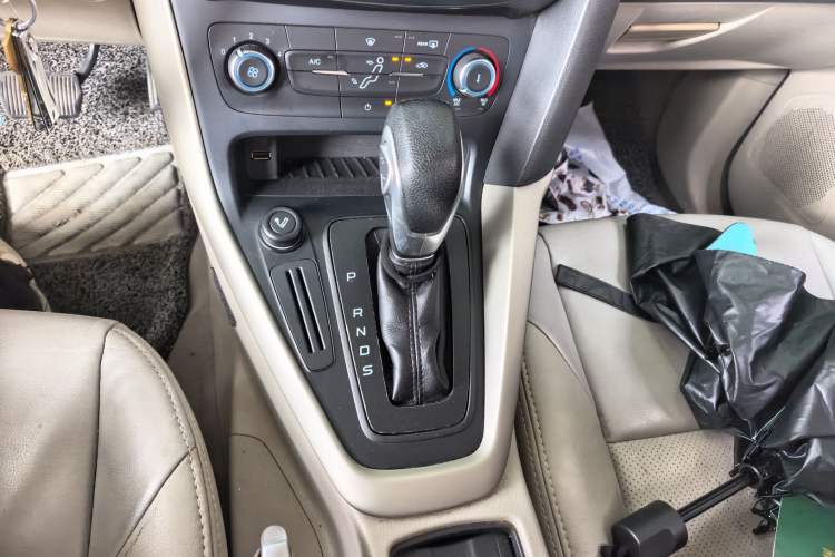 Used Ford Focus 2015 Sedan 1.6L Automatic Comfort Model Gear Lever