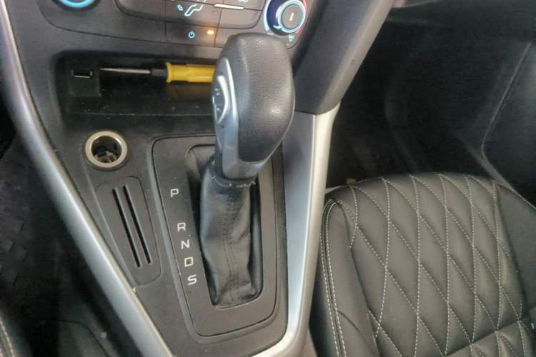 Used Ford Focus 2015 Hatchback 1.6L Automatic Comfort Model Gear Lever