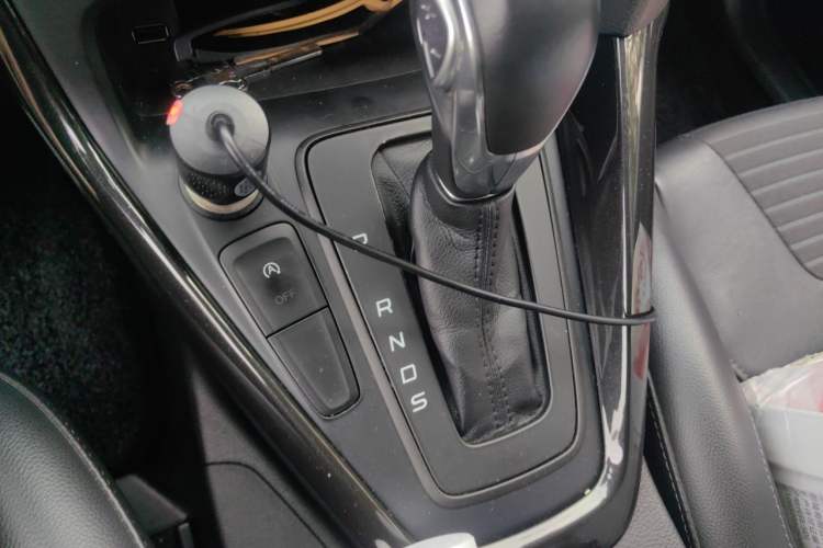 Used Ford Focus 2015 Hatchback EcoBoost 125 Automatic Supreme Style Edition Gear Lever