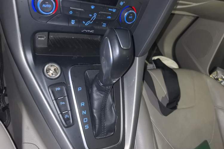Used Ford Focus 2015 Sedan EcoBoost 180 Automatic Flagship Model Gear Lever