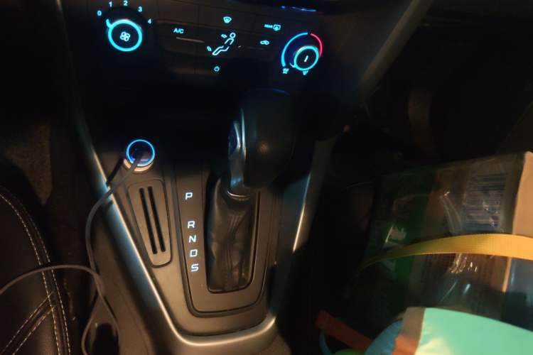 Used Ford Focus 2015 Hatchback 1.6L Automatic Comfort Model Gear Lever