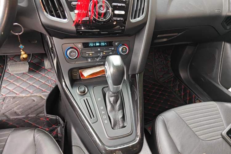 Used Ford Focus 2015 Hatchback 1.6L Automatic Fashion Edition Gear Lever