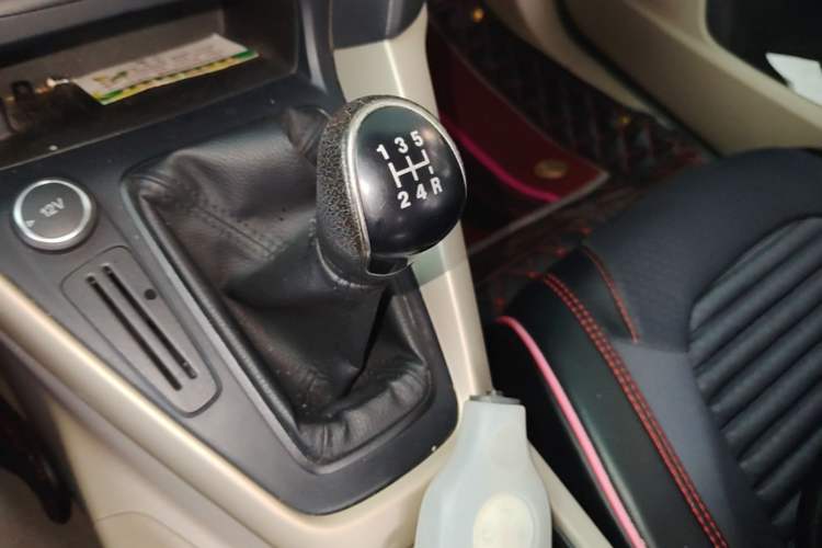 Used Ford Focus 2015 Sedan 1.6L Manual Comfort Model Gear Lever